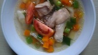 Meskipun terlihat sederhana, tapi rasanya pasti enak. Kuahnya bening hangat dan gurih, makin nikmat dipadu dengan daging ayam yang lembut. Jangan lupa campurkan bawang goreng ya. Foto: Instagram @ummi.biya