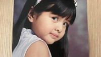 Dewasa berhasil menempuh pendidikan di Amerika Serikat, pelantun Anak Gembala ini tampak amat lucu sejak kecil. Penampilan Tasya Kamila ini tampak memperlihatkan dirinya yang pemalu. Foto: (instagram Tasya Kamila)