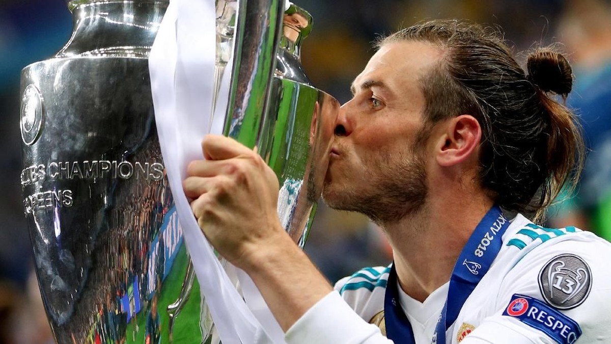 Gareth Bale mencium trofi Liga Champions 2017/2018 usai final dimenangi Real Madrid atas Liverpool. (Foto: Hannah McKay/Reuters)