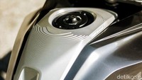 Meski begitu, motor ini disebut memiliki frame carbon fiber reinforced plastic dan aluminium. Foto: BMW