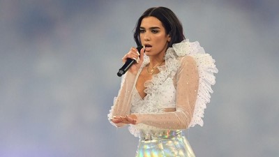 Gaya Seksi Sporty Dua Lipa Pakai Leotard Buka Final Liga Champions