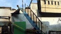 Akibat dari kejadian itu, tiga orang anggota keluarga rumah tersebut menjadi korban. Ketiganya mengalami luka bakar.