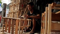 Seorang pekerja tengah menyelesaikan pembuatan keranjang parsel di kawasan Cikini, Jakarta, Minggu (27/5/2018).