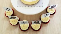 Nggak melulu merah dan hitam, @fancybakesmni memilih kue blueberry cheesecake dan cupcake red velvet dengan hiasan Deadpool. Foto: Instagram