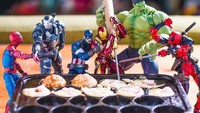 Kompaknya! Semua anggota Avengers terlihat tengah sibuk meracik dan membuat Takoyaki khas Jepang, bersama-sama. Foto: Instagram @hot.kenobi
