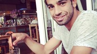 Di foto ini rambutnya tak terlalu gondrong ya. Salah pun terlihat sedang menikmati segelas jus jeruk. Sluurp! Foto: Instagram @mosalah