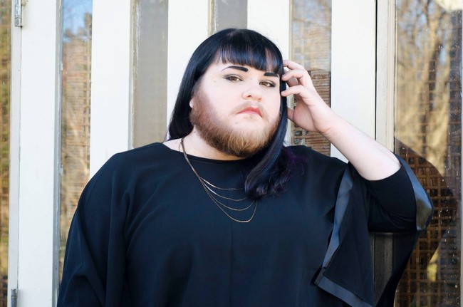 Pengaruh hormon dan kondisi kesehatan membuat sebagian wanita ditumbuhi janggut. Apalagi untuk mereka yang mengidap PCOS (Polycystic Ovarian Syndrome). Tak jarang wajah pun dipenuhi bulu-bulu selayaknya pria. Kondisi serupa dialami oleh wanita bernama Nova Galaxia. Tak minder dengan keadaan, ia malah percaya diri untuk menjadi seorang beauty vlogger. Foto: Dok. Facebook