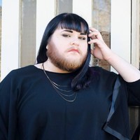 Pengaruh hormon dan kondisi kesehatan membuat sebagian wanita ditumbuhi janggut. Apalagi untuk mereka yang mengidap PCOS (Polycystic Ovarian Syndrome). Tak jarang wajah pun dipenuhi bulu-bulu selayaknya pria. Kondisi serupa dialami oleh wanita bernama Nova Galaxia. Tak minder dengan keadaan, ia malah percaya diri untuk menjadi seorang beauty vlogger. Foto: Dok. Facebook