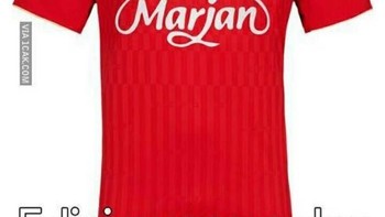Jersey Liverpool pun ikut diolok-olok lewat meme bernuansa puasa jika dilihat dari editan logo sponsornya. Foto: Istimewa/Twitter