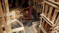 Batangan kayu kemudian disusun sedemikian rupa menggunakan paku.