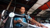 Orderan jahitan permak meningkat cukup tinggi dari tahun sebelumnya, rata-rata setiap hari mencapai puluhan pakaian.