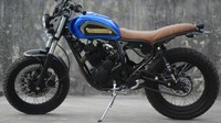 Tangki, swing arm, exhaust, spakbor, sadle dan aksesoris lainnya dikustom oleh Rocktro custom. Kaki-kaki shock depan menggunakan punya Yamaha Byson, dan belakang menggunakan YSS. Foto: Hendri Surya Wibowo