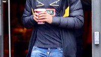 Hayo tebak, kira-kira kopi atau soft drink ya yang sedang dipegang oleh pesebak bola berusia 25 tahun ini? Foto: Instagram @mosalah