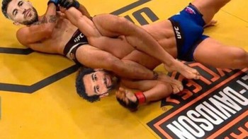 Ramos digambarkan seperti ingin mencederai bahu Salah. Foto: Istimewa/Twitter