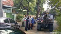 Foto: Butuh waktu 2 jam untuk mengangkat mobil tersebut. Sopir mobil itu juga tidak mengalami luka-luka (@TMCPoldaMetro)