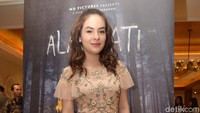 Ia mengenakan dress bernuansa pastel. Foto: (Noel/detikhot)