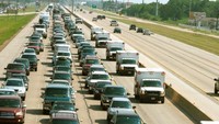 Texas, pada September 2005, saat akan terjadi Badai, penduduk diberitahu untuk mengungsi. Sebanyak 2,5 juta pengungsi menciptakan antrian kendaraan 161 km dan berlangsung selama 48 jam. Istimewa/alltop9.com