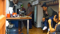 Bobby Nasution, suami Kahitang juga mulai merambah ke dunia bisnis kuliner. Bobby pun terjung langsung mengawasi persiapan kopi Jolo. Foto: Dok. detikFood