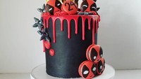 Bukan cuma kuenya yang berhias Deadpool. @sweetbylilysiouxfalls ini juga membuat macaron bentuk wajah Deadpool. Keren! Foto: Instagram