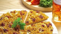 Kalau nggak bisa beli pizza, buat saja pizza mie goreng ini. Kamu hanya perlu menambahkan telur, irisan kol, dan daging. Warna pizza yang satu ini justru sangat menggugah selera! Foto: Instagram Indomieau