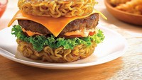 Ini dia burger mie goreng instan. Mie gorengnya sengaja dibentuk bulat mendatar agar bisa digunakan untuk mengganti roti burger. Isi burgernya juga tetap sama, seperti daging patty, slada, irisan tomat, dan lemabran keju.  Foto: Instagram Indomieau