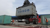 Ini adalah kereta yang mau berangkat ke Naples, Italia membawa 41 kontainer saus tomat. Kereta akan menempuh perjalanan 17 hari sejauh 8.500 km dari Urumqi ke Naples.