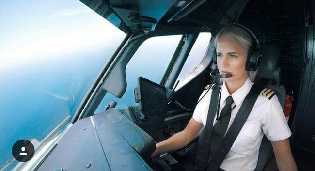 Sosok Maria Fagerstrom mencuri perhatian bukan hanya karena kecantikannya, tapi juga profesinya. Maria terlihat spesial karena ia adalah seorang pilot. Foto: Dok. Instagram