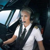 Sosok Maria Fagerstrom mencuri perhatian bukan hanya karena kecantikannya, tapi juga profesinya. Maria terlihat spesial karena ia adalah seorang pilot. Foto: Dok. Instagram
