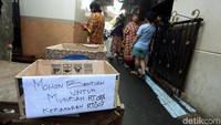 Kotak bantuan juga disediakan untuk para dermawan yang ingan membantu warga korban kebakaran.