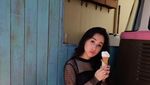 Ini Gaya Kathy Indera, Pacar Baru Young Lex Saat Makan Es Krim dan Ngemil