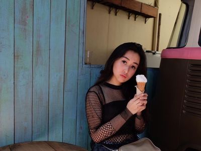 Ini Gaya Kathy Indera, Pacar Baru Young Lex Saat Makan Es Krim dan Ngemil