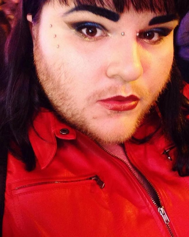 Tapi setelah bertahun-tahun melakukannya, Nova pun merasa lelah dan memutuskan untuk benar-benar berhenti mencukur janggut. Setelah dua bulan meninggalkan pisau cukur, Nova mulai menemukan kepercayaan dirinya. Foto: Dok. Facebook