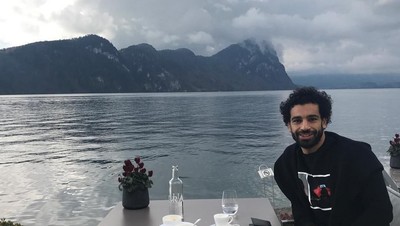 Cedera di Final Liga Champions, Ini 10 Gaya Mohamed Salah Saat Nikmati Makanan