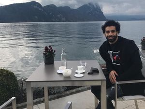 Cedera di Final Liga Champions, Ini 10 Gaya Mohamed Salah Saat Nikmati Makanan