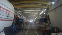 Perjalanan kereta lintas benua di Jalur Sutra Xinjiang, didukung infrastruktur rel dari China Railway Construction Heavy Industry (CRCHI). Di Xinjiang, mereka membangun rel baru dengan mesin bor menembus Pegunungan Tianshan.