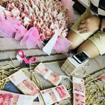 Inilah buket uang ratusan juta rupiah.