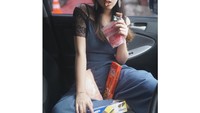 Kathy dikenal melalui perannya di sebuah sinetron. Artis cantik ini, ternyata juga hobi ngemil biskuit cokelat dan wafer. Foto: Instagram @kathyindera