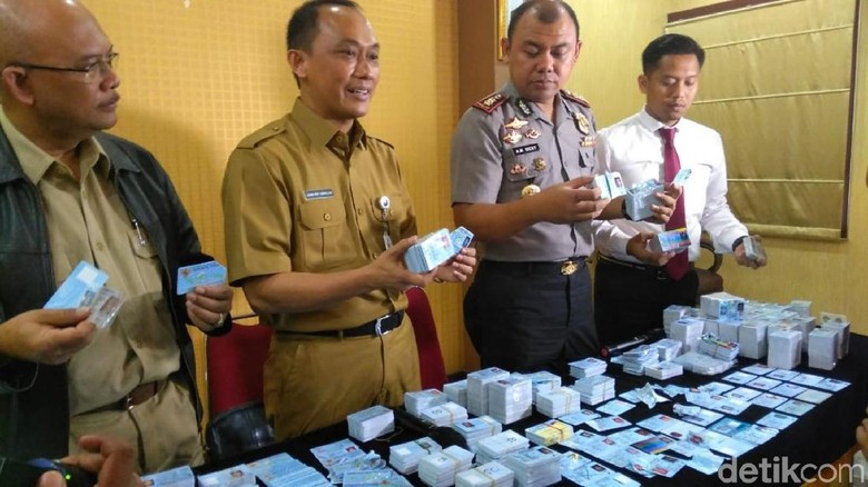 e-KTP Tercecer Berujung Mutasi Pejabat Dukcapil e-KTP Tercecer Berujung Mutasi Pejabat Dukcapil