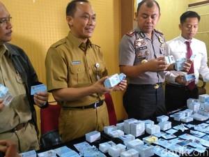 Kemendagri: Truk Bawa Kursi dan Meja, tapi Diselipin e-KTP