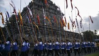 Umat Budha melakukan pradaksina atau mengelilingi candi membawa Api Dharma dengan obor yang diambil dari api abadi Mrapen Kabupaten Grobogan saat prosesi penyemayaman Api Dharma Waisak 2018 di Candi Mendut, Magelang, Jawa Tengah, Minggu (27/5). Antara Foto/Hendra Nurdiyansyah.