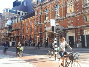 Orang Amsterdam Itu Baik-baik, Tapi Tidak Saat Naik Sepeda