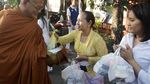 Melihat Persiapan Umat Budha Jelang Perayaan Waisak