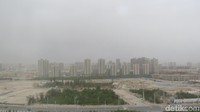 Inilah Kota Korla di tengah Gurun Taklamakan. Sejak 2.000 tahun lalu, kota ini menjadi jalur perdagangan Jalur Sutra antara peradaban Islam dan China. Jarak pandangnya terhalang oleh pasir halus yang terbang terbawa angin (Fitraya/detikcom)