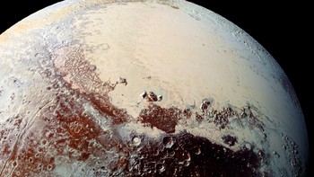 Area berwarna seperti krem tersebut disebut sebagai jantung Pluto yang bernama Sputnik Planum. Lapisan tersebut mengandung nitrogen, karbon monoksida, dan metana berwujud es. Foto: NASA