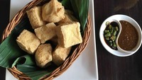 Menikmati tahu pong yang masih panas, memang paling enak pakai kecap rawit dan bumbu kacang gurih seperti pilihan @bettysugito. Foto: Instagram