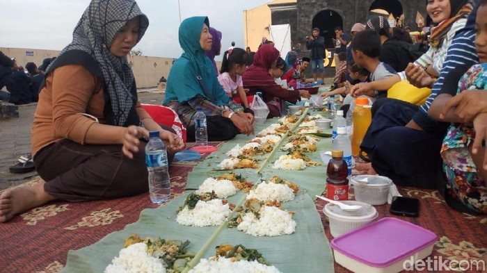 Guyubnya Berbuka dengan Liwetan Massal di Ponorogo