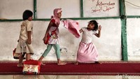 Sejumlah anak-anak juga ikut menuju musala untuk salat berjamaah dan mengaji disana.