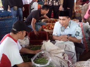Di Bandungan Semarang, Gus Yasin Temui Pedagang dan Beli Sayur