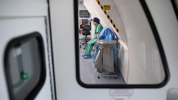 Operasi transplantasi kornea tersebut berjalan panjang. Butuh waktu untuk kornea yang baru beradaptasi dengan mata Diana. Leon Neal/Getty Images.