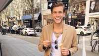 Tampak keren dengan jas berwarna cokelat. Loris Karius pun terlihat sedang asyik tersenyum sambil menikmati es krim di tangannya. Foto: Instagram @lorisk21